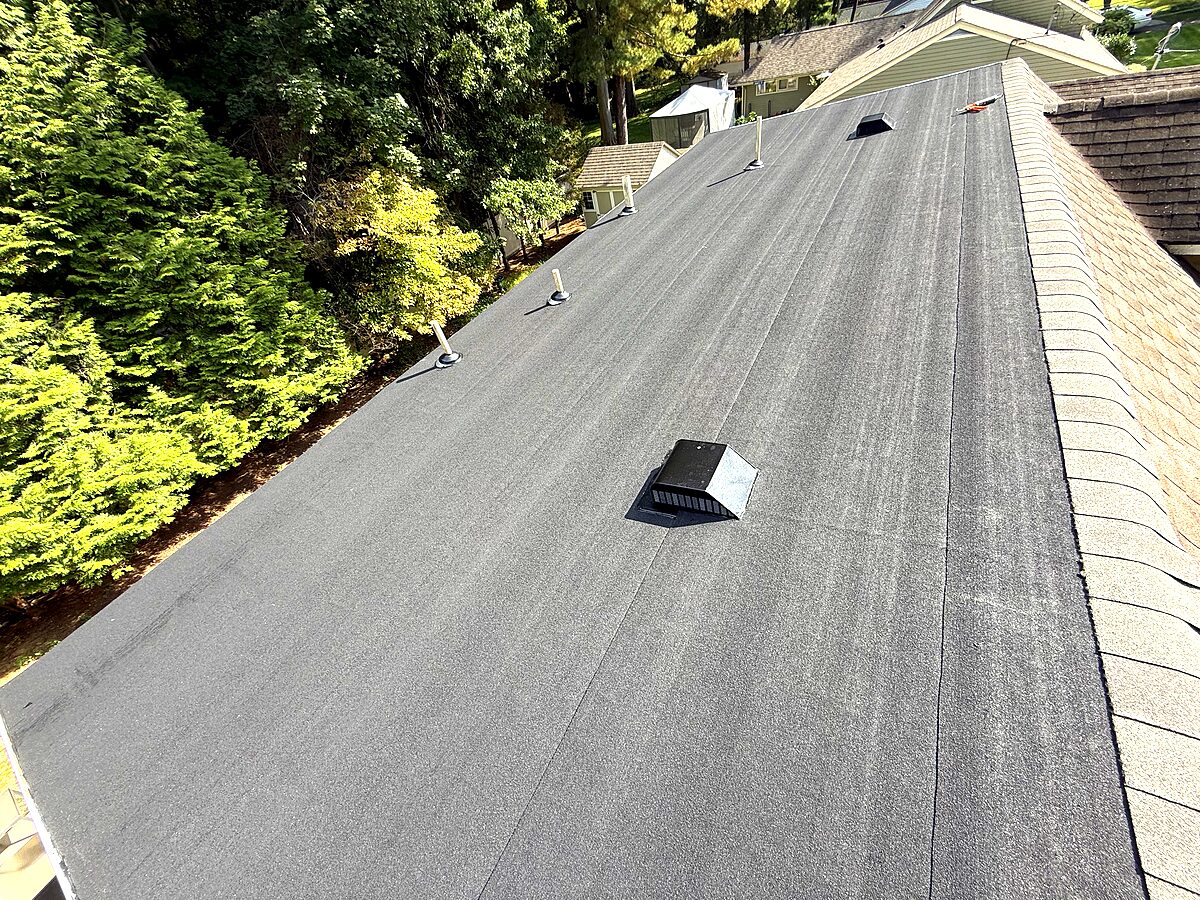 Flat roofing surface and drainage area